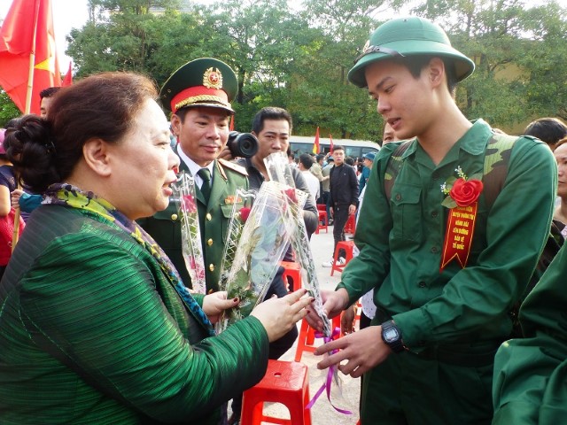 Các đồng chí lãnh đạo dự lễ giao nhận gần 4.000 thanh niên Thủ đô lên đường nhập ngũ 